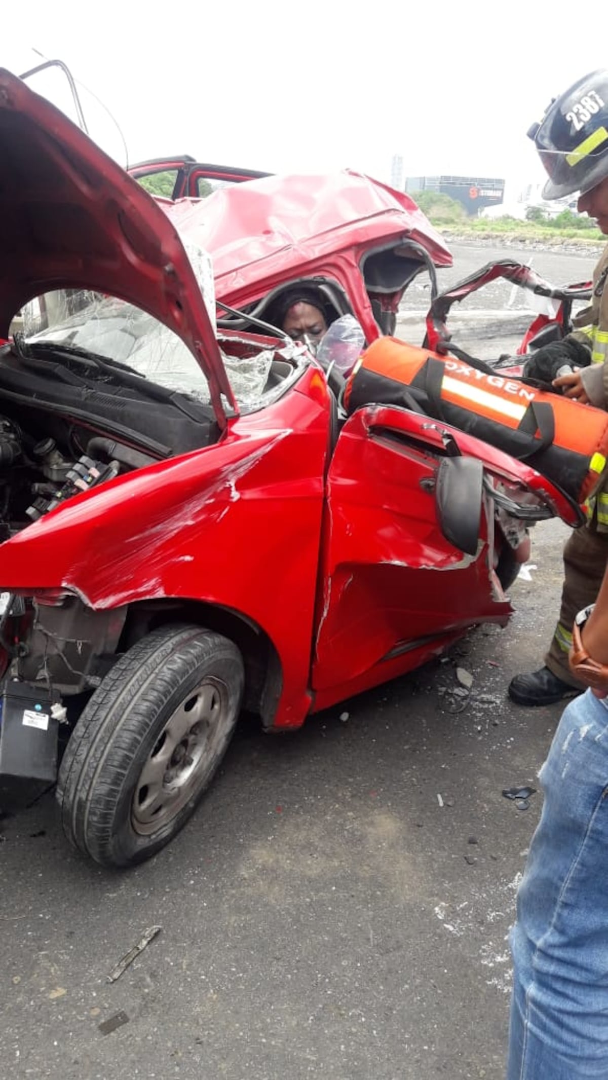 Mujer vive de milagro, queda atrapada en accidente en el tramo marino