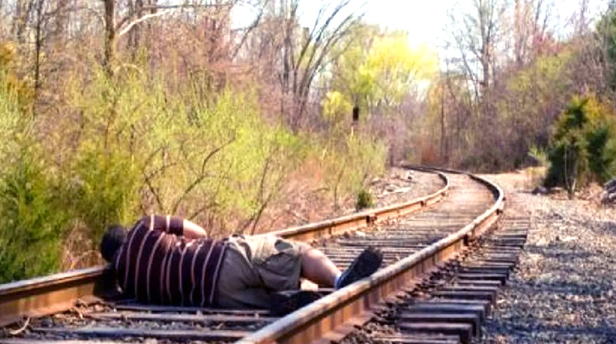 Borracho con suerte, un tren arrastra y sobrevive