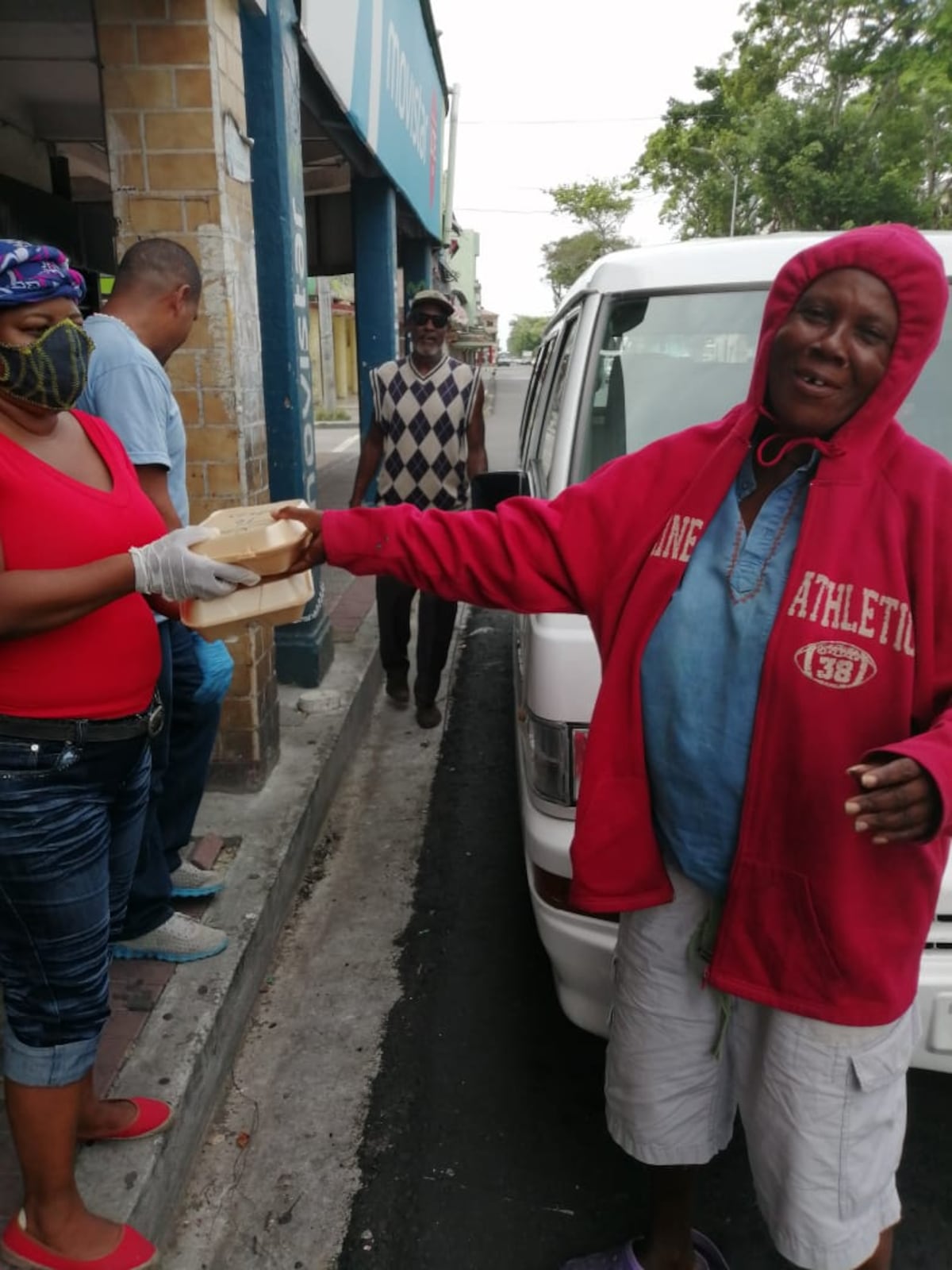 Les llega su día a indigentes en Colón