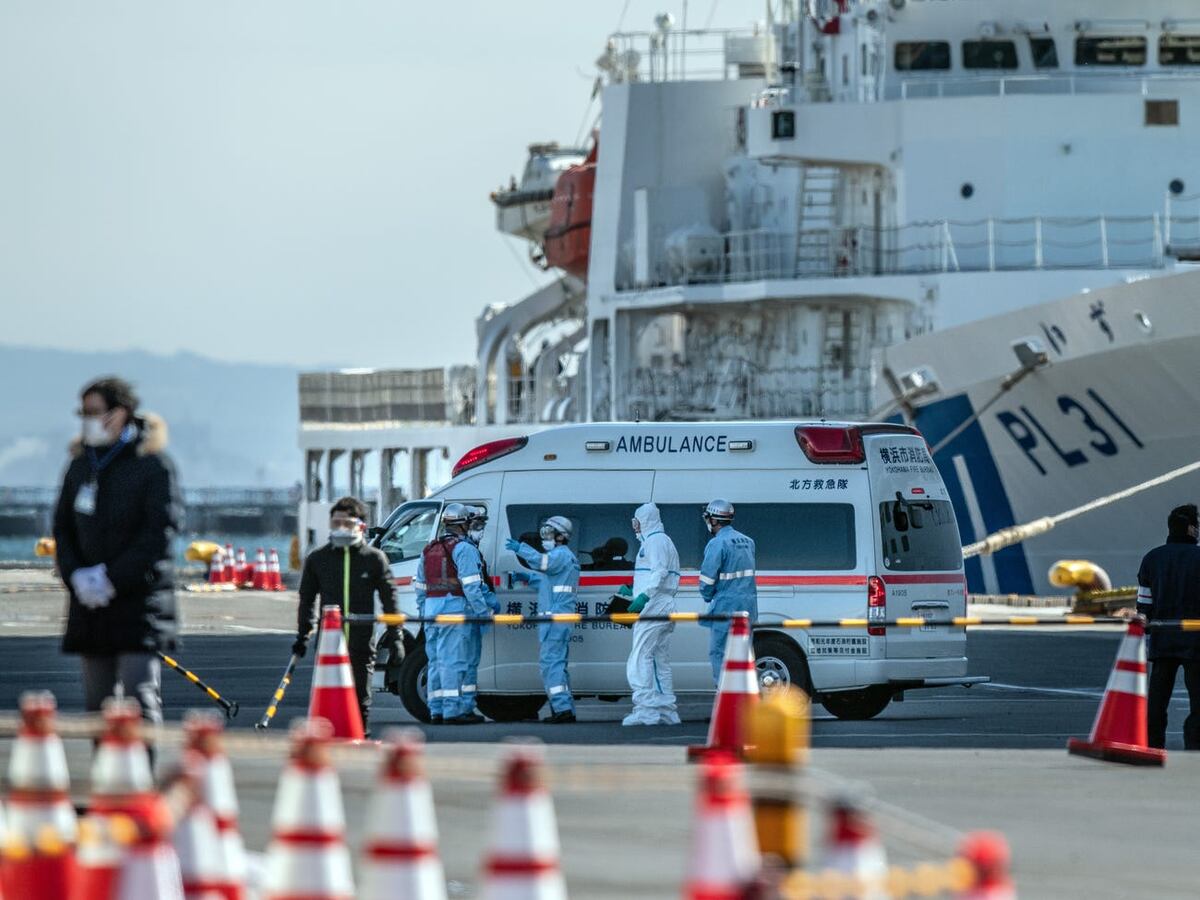 Japón dejará que pasajeros mayores abandonen el crucero afectado por coronavirus