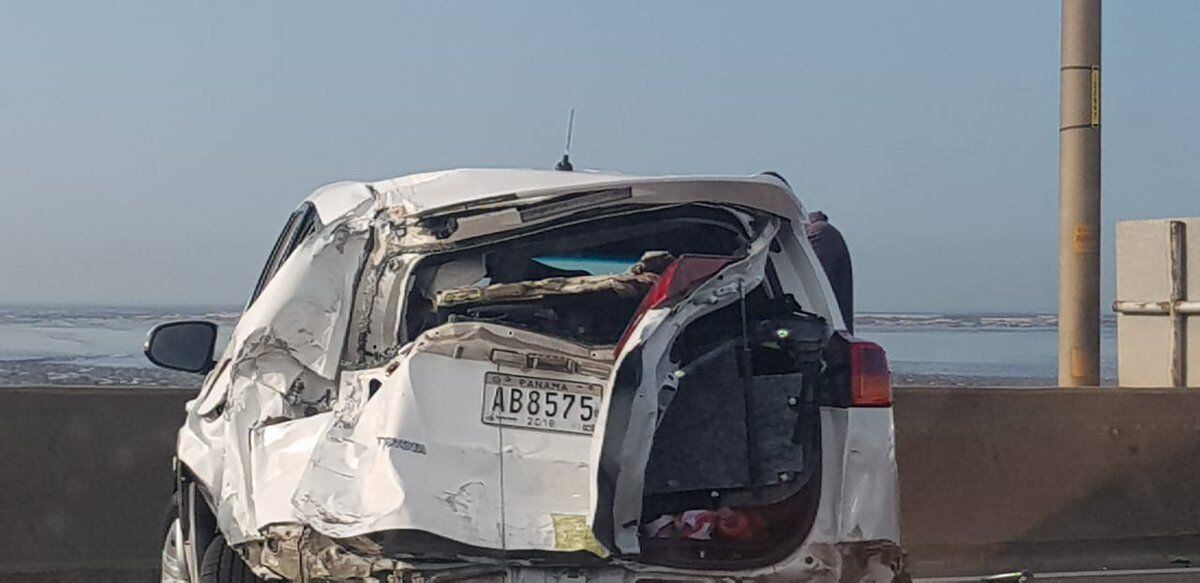 Tragedia. Sedán vive un infierno en pleno Jueves Santo. Bus lo choca y arde en llamas