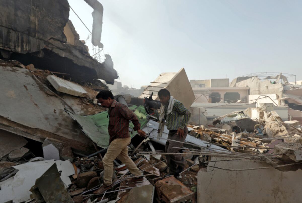 Se estrella un avión en Pakistán, en un barrio residencial de Karachi, la ciudad más grande del país