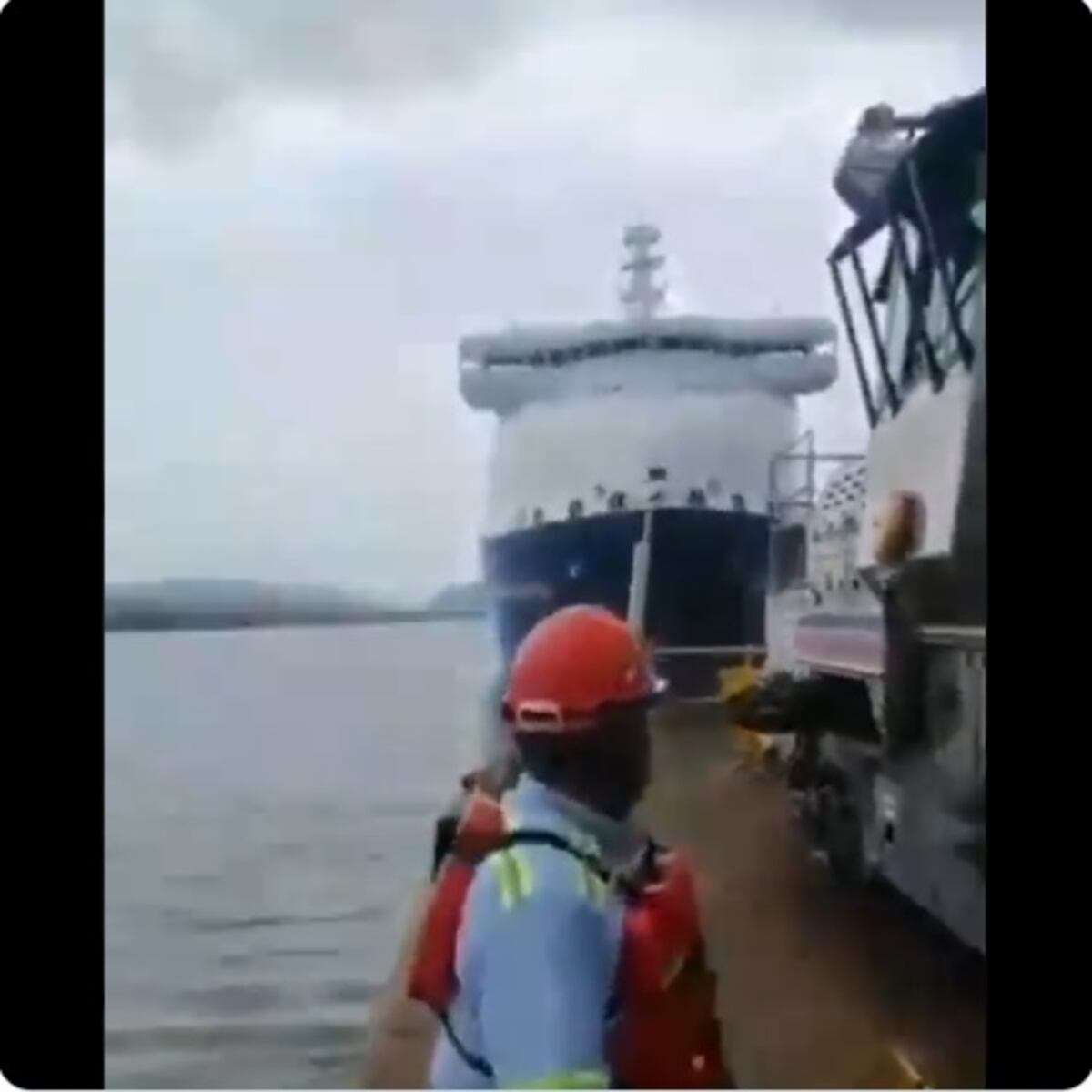 Impresionante. Práctico del Canal de Panamá evita que buque colisione en las Esclusas de Miraflores. Video viral