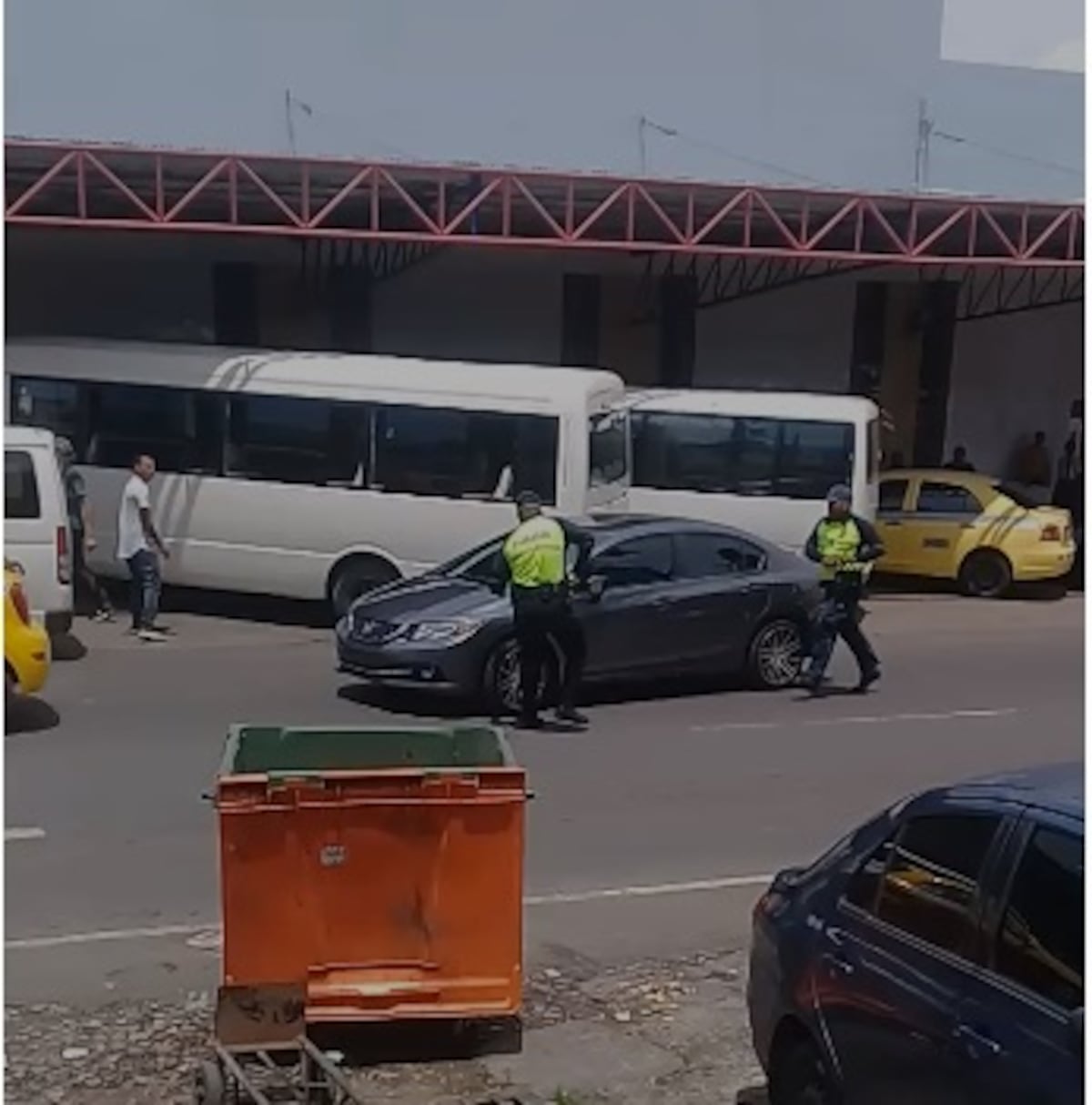 De película. Conductora se da a la fuga y por poco arrolla a policías en Panamá Oeste. Videos