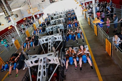 Parque de atracciones Six Flags retira emblemática montaña rusa X2 tras denuncias de lesiones cerebrales