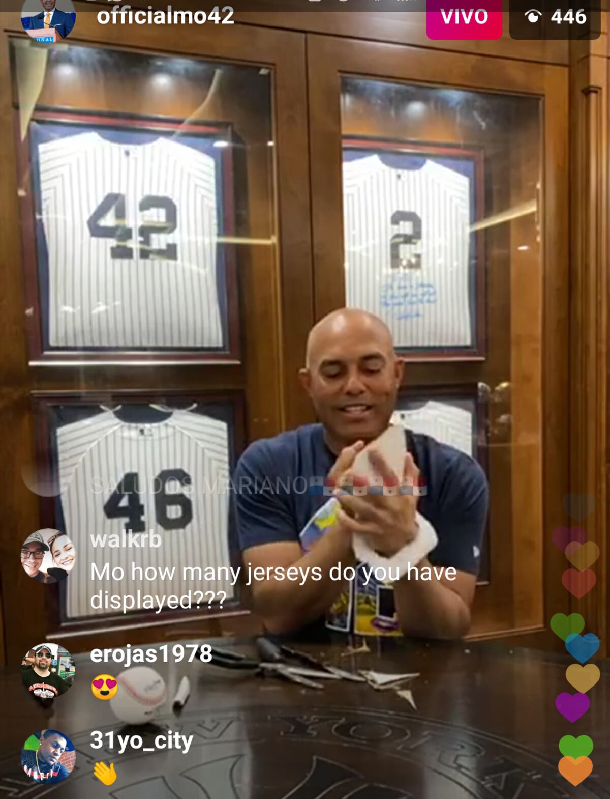 Mariano Rivera se estrenó en Instagram Live haciendo un guante de cartón