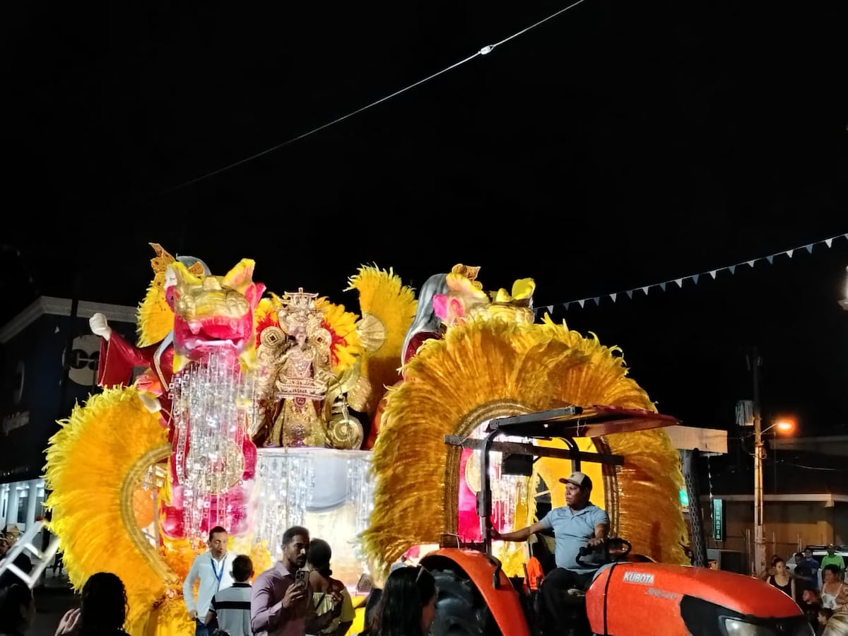 Paseo nocturno con esencia oriental deslumbra en Santiago