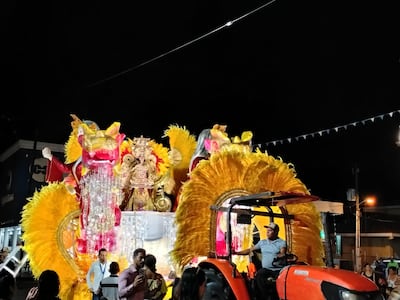 Paseo nocturno con esencia oriental deslumbra en Santiago