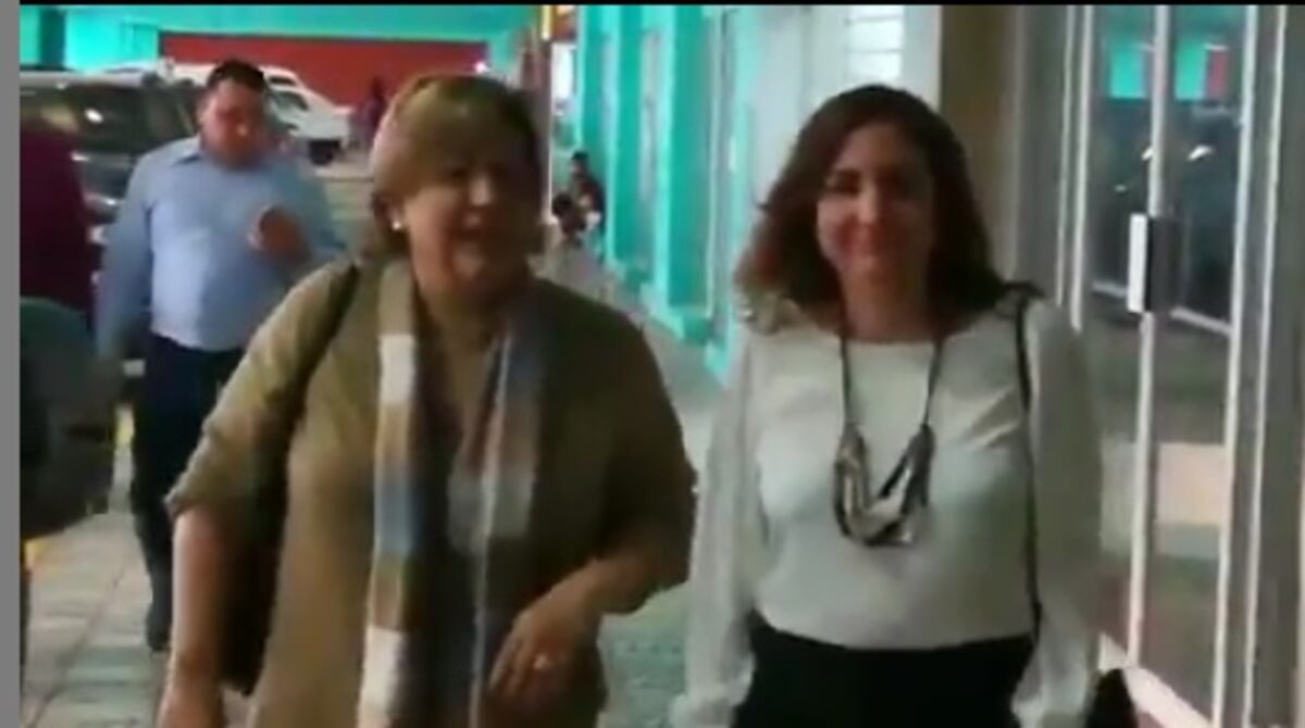 Mariela Ledezma cae al piso al llegar junto a  Annette Planells, de Movin, al Sistema Penal Acusatorio. Queda en video