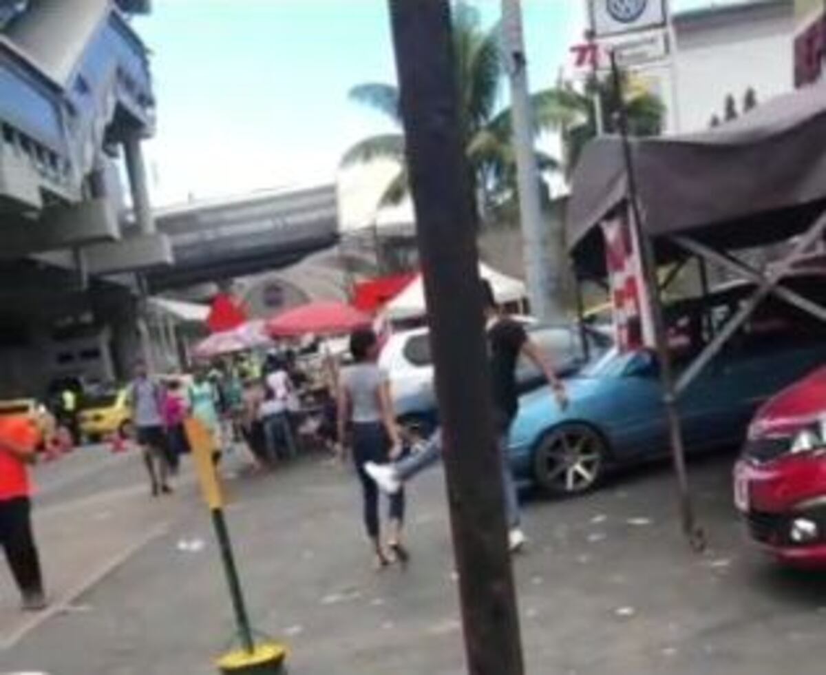 Mujer podría estar en peligro. Hombre le da una patada en los glúteos en San Isidro. Video