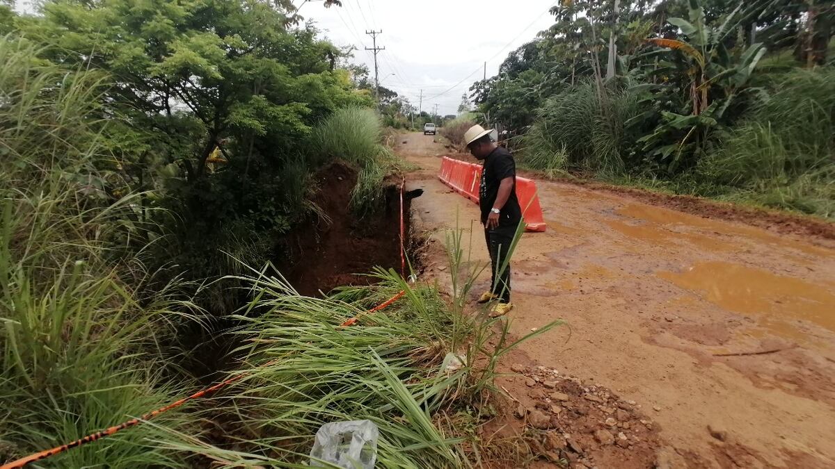 Trovador Elliot Aizprúa le canta décima al MOP por daños en una tubería que pasa por una vía donde vive, en La Chorrera. Video