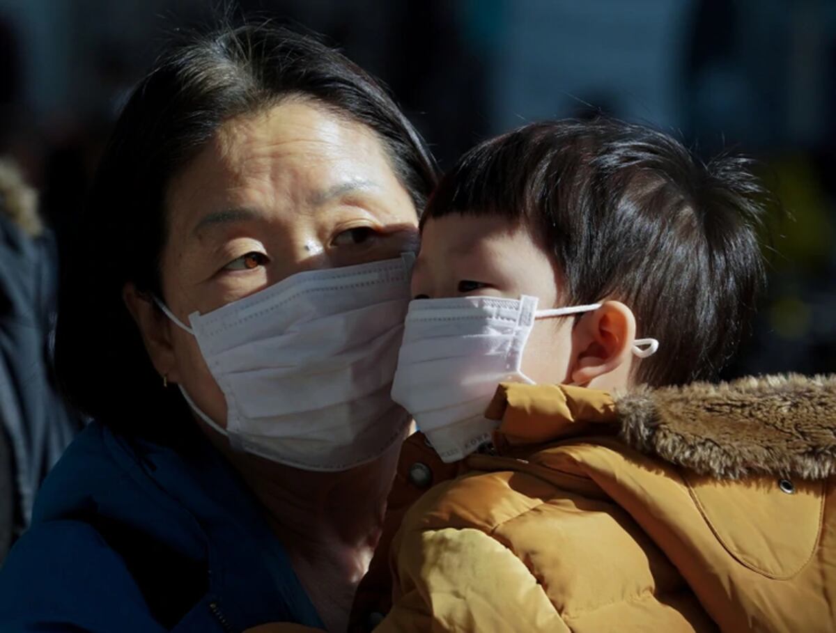 China advirtió que el coronavirus continuará propagándose y cerró colegios y universidades