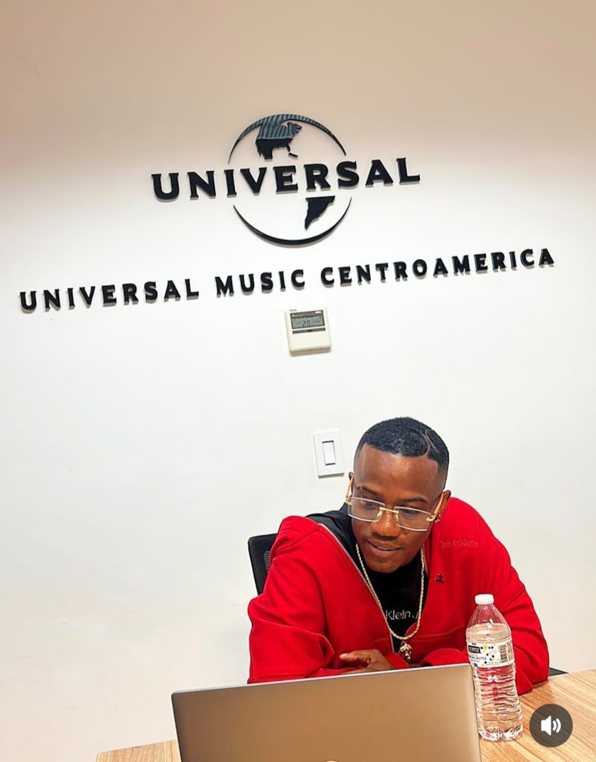 ¡Gloria a Dios! El Barbel firma con Universal Music Centroamérica tras meses de polémicas y procesos legales: ‘Sueños millonarios’