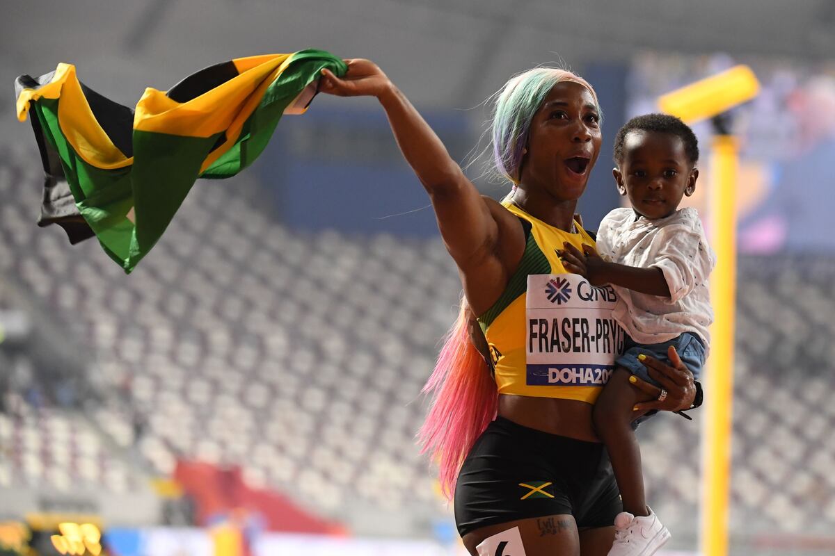 Shelly-Ann Fraser-Pryce celebra su cuarto oro mundial con su hijo