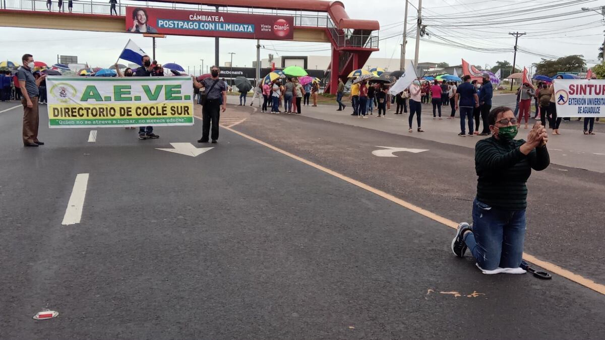 Docentes cierran la Panamericana en Aguadulce, Coclé