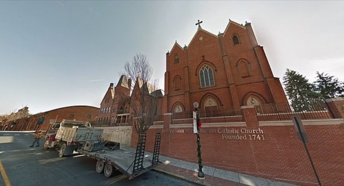 Sacerdote abusaba de menores con revólver en mano. Hombre da su testimonio