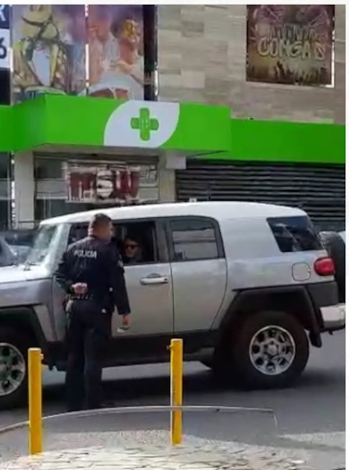 Video viral. Policía hace a conductor recoger basura que tiró a la calle