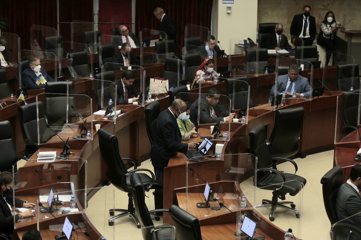 Diputados están pasando agachados en la actual crisis