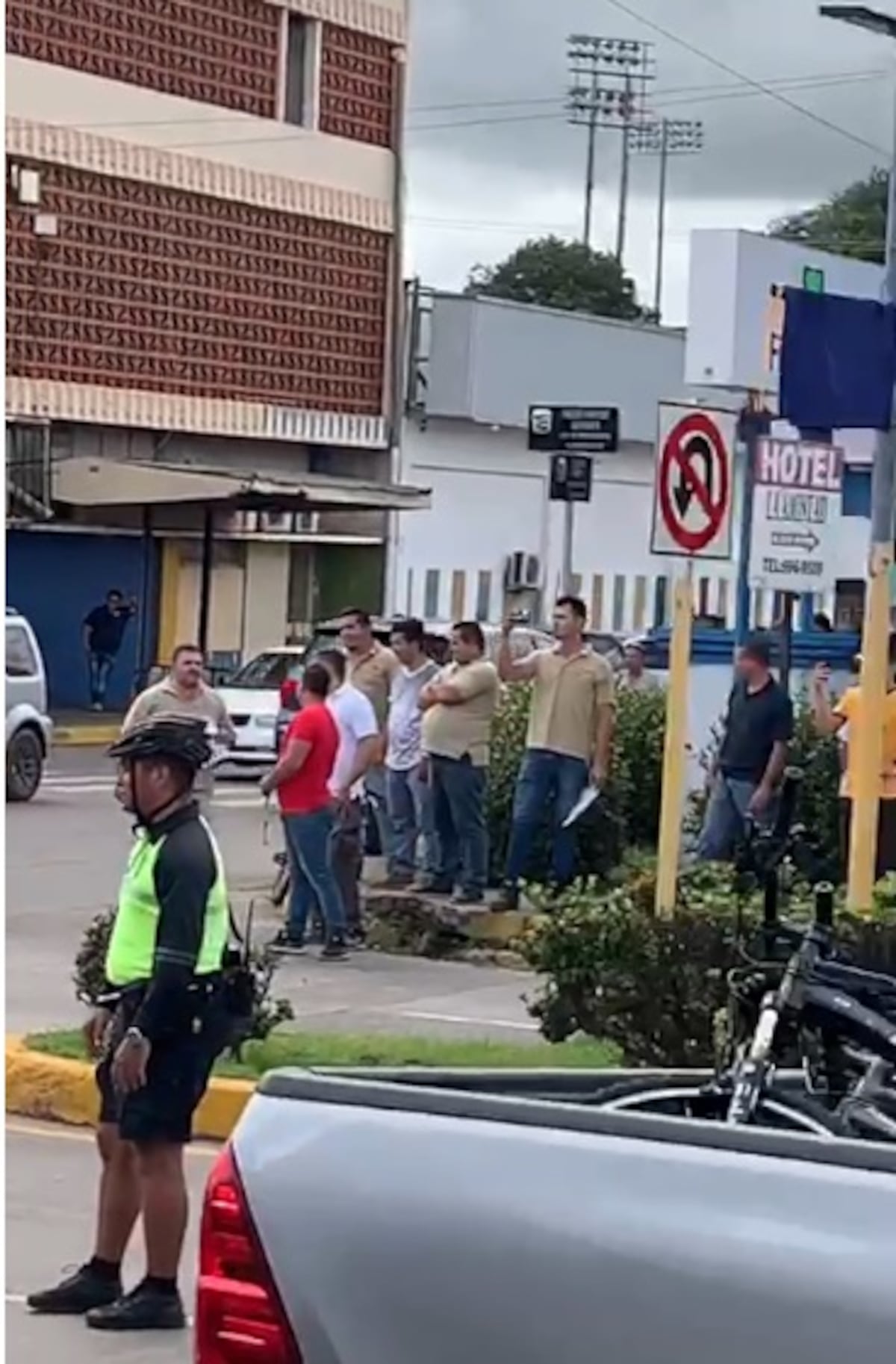 Pánico en Chitré. Vaca en soltura en plaza comercial puso a todos a correr. Video