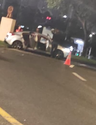 Curva frente a Multiplaza termina en tragedia. Tres conocidos viajaban en un sedán; uno murió tras el fuerte choque contra un árbol