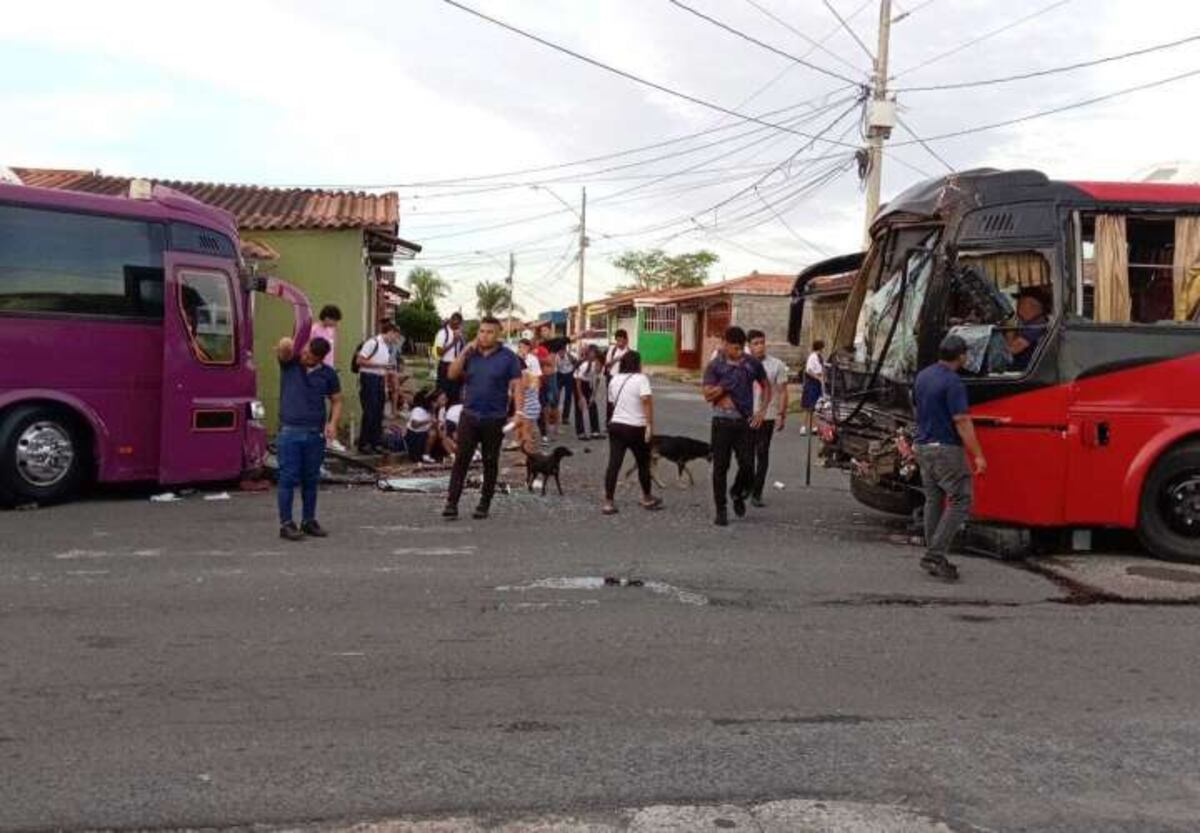 Al menos 25 heridos en choque frontal de buses tipo nevera en el Tecal de Arraiján