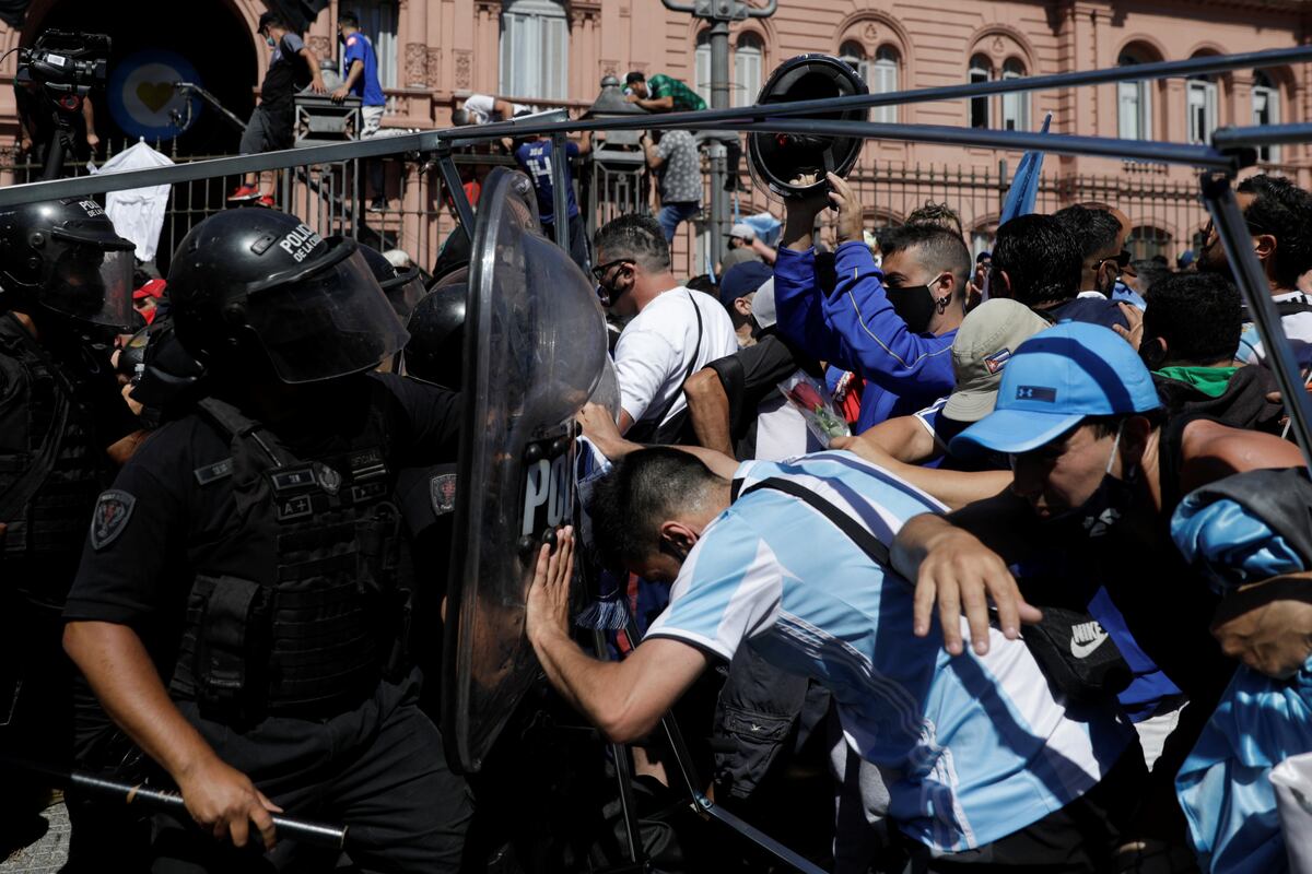 Denuncian penalmente a presidente de Argentina tras caos en el velorio de Maradona