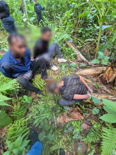 ¡Pensaron que coronaban! Golpearon a una cajera durante un asalto en Colón y terminaron escondidos entre la maleza