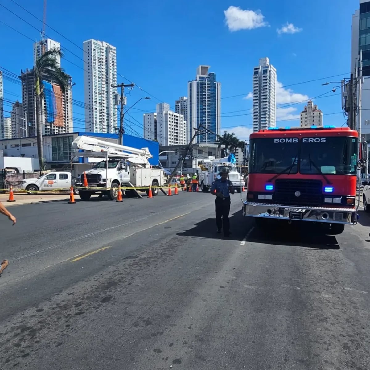 Grúa se enreda con cables y provoca caída de postes sobre autos en Calle 50