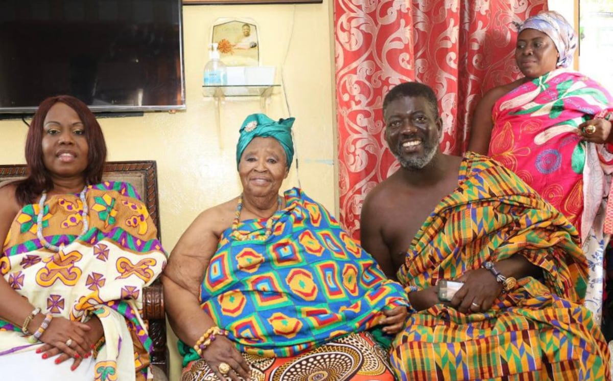 Rey y reina madre reconocen a la nueva pareja real. Diputada regresa de Ghana y dice lo que lamenta