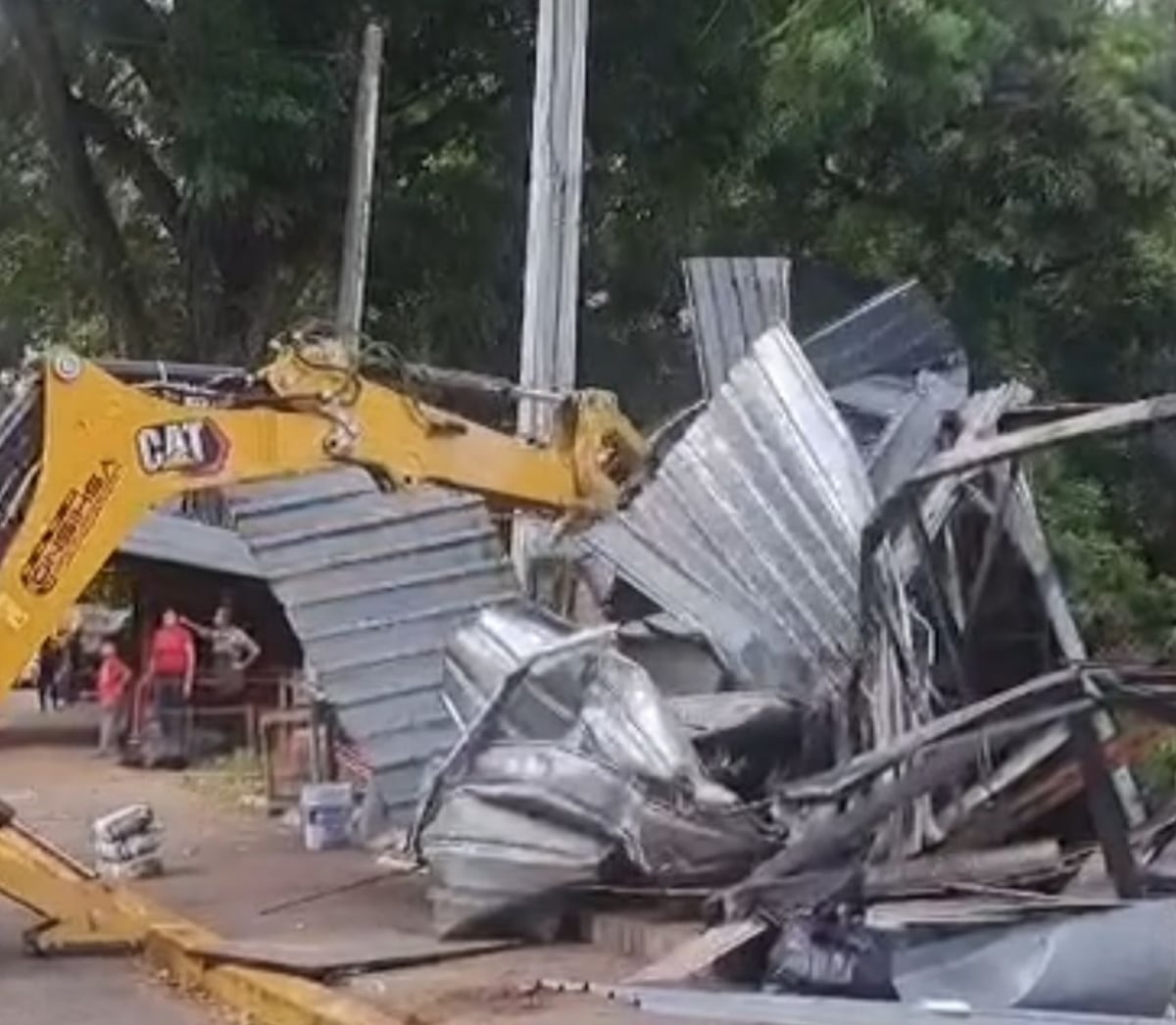 Llegaron y los quitaron: desmantelan kioscos cerca del Oncológico