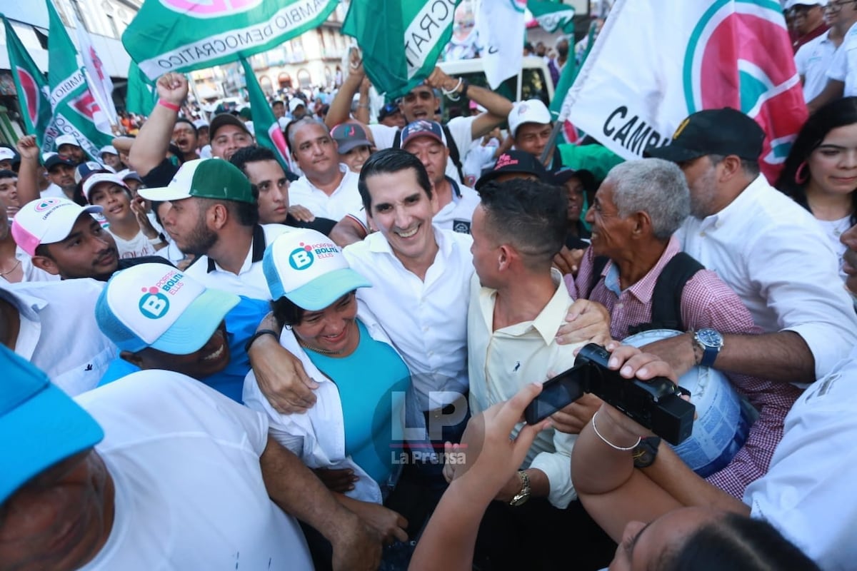 Con besadera en la frente y  abrazos. Rómulo y Yanibel inician campaña para las primarias de Cambio Democrático 