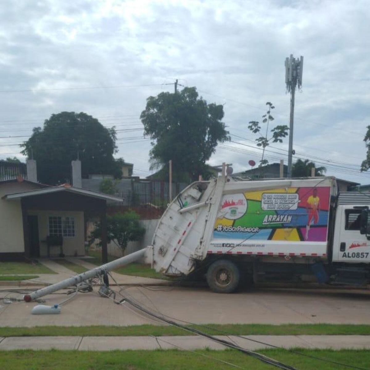 Tragedia. Camión golpeó poste de luz y le cayó encima a recolector de basura. Video