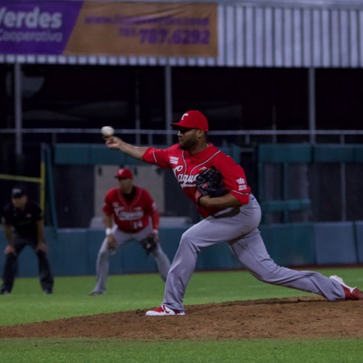 Posponen juegos del béisbol profesional por casos de covid-19