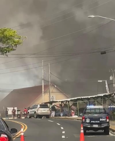 LO ÚLTIMO|Evacúan viviendas por incendio de gran magnitud en bodega de Río Abajo