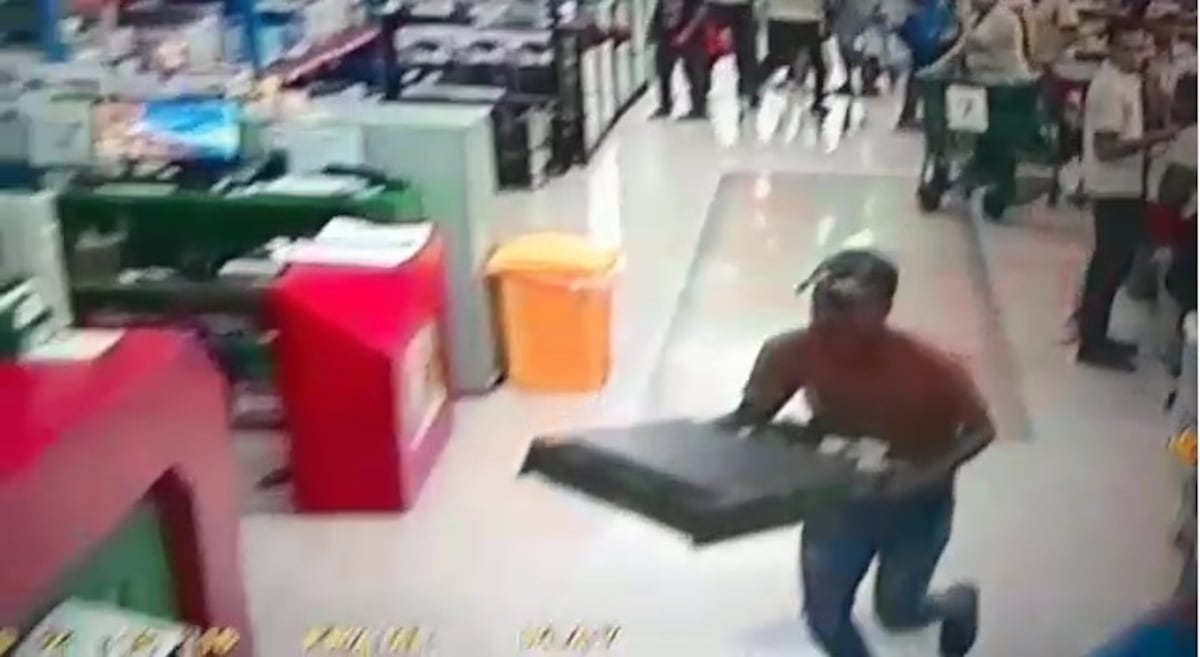 Con arma en mano roban en super Xtra de San Miguelito.  Se llevaron a pie varias cajas registradoras. Video