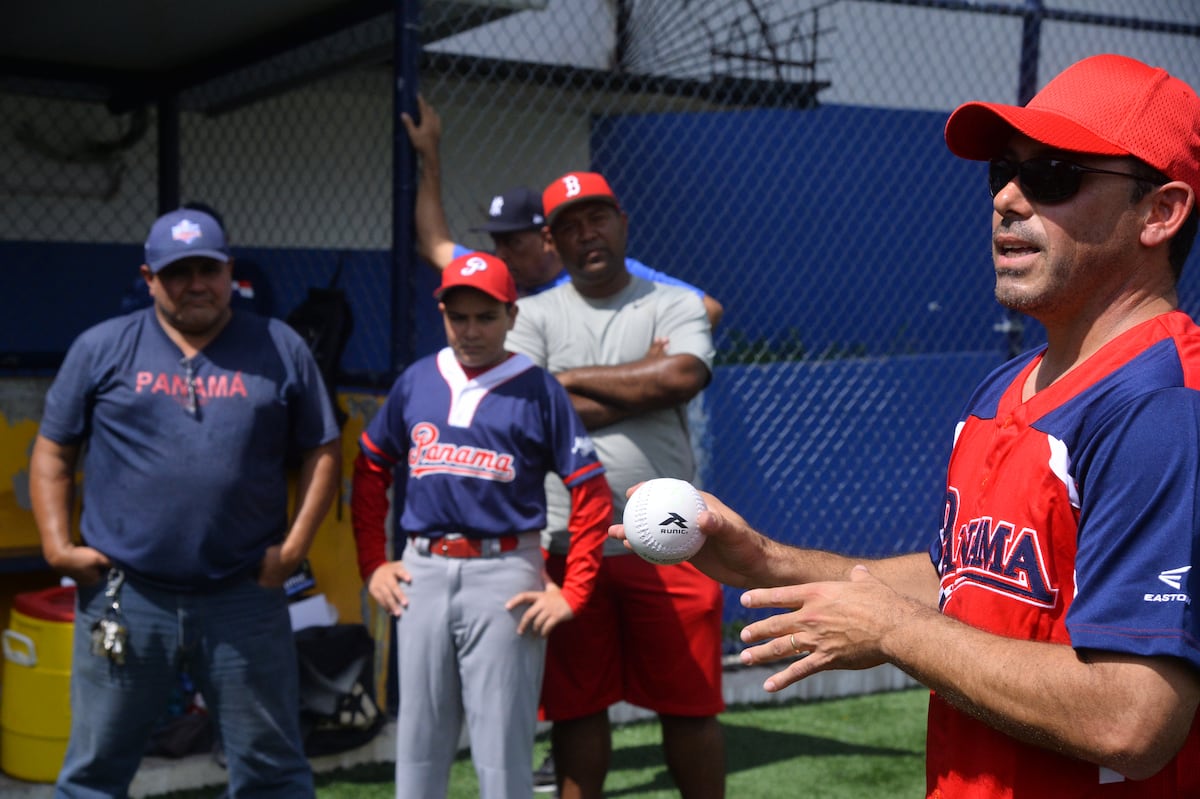 Coach argentino dicta clínicas de sóftbol en Panamá