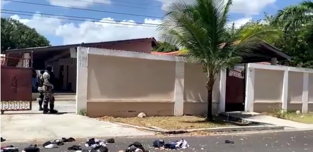 Buco de gente. Retienen a más de 45 personas en casa de playa en Coronado. Video