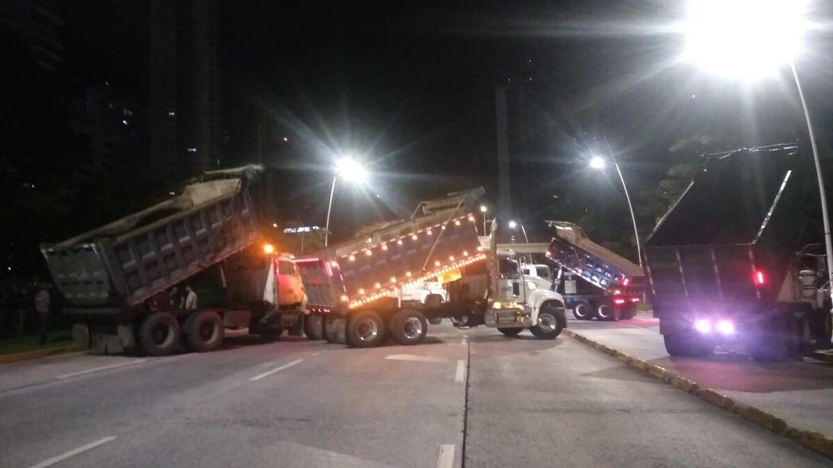 Interminable tranque en la Cinta Costera, que amaneció llena de volquetes por protestas