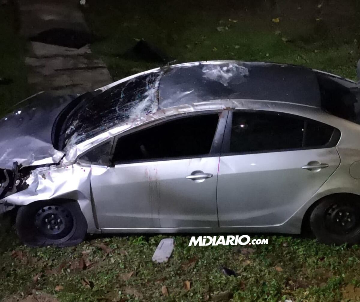 Impactante. Auto voló literalmente en Calle 50, tumbó una cerca y cayó dentro del Parque Harry Strunz. Conductor está vivo. Video