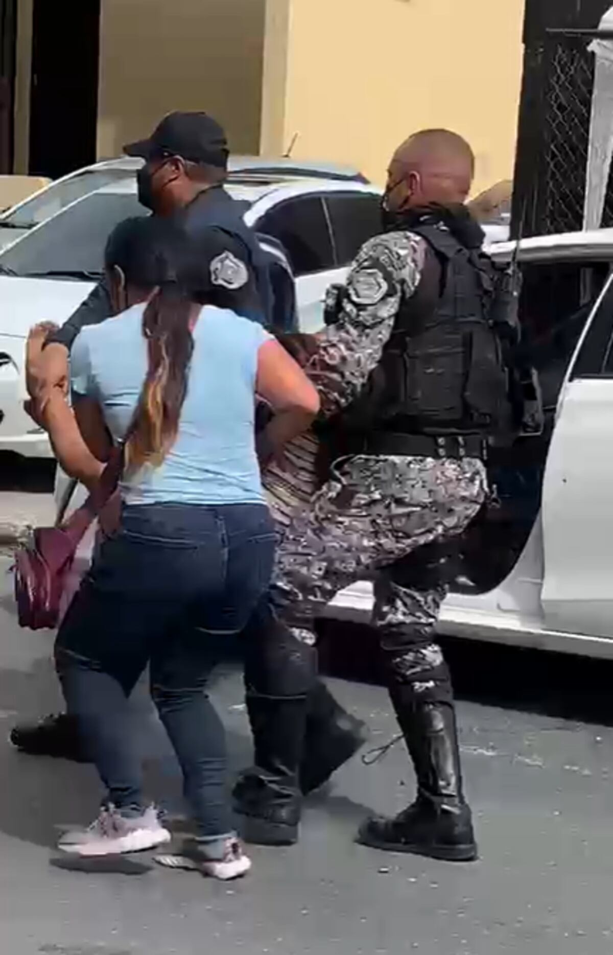 Familia es sorprendida por unos sujetos que le propinaron múltiples disparos en Bethania. Videos