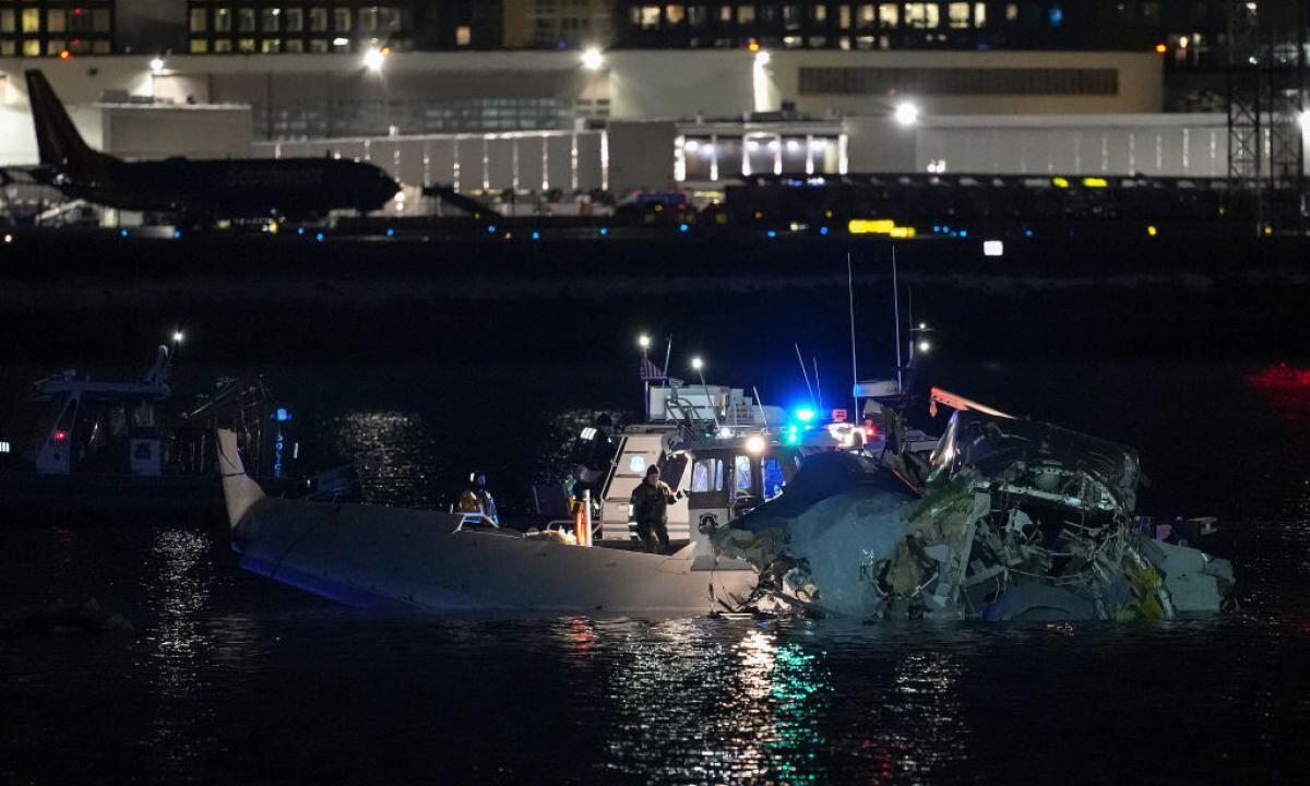 Colisión entre avión comercial y helicóptero militar genera caos en Washington DC