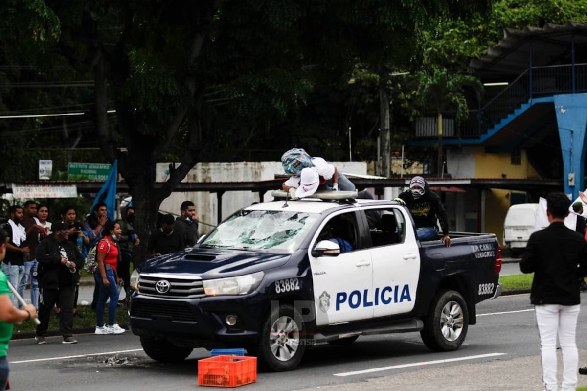 Revocan medidas cautelares a dos ciudadanos implicados en la destrucción de una patrulla de la Policía Nacional