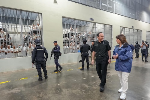 Ministra de Seguridad argentina visita cárcel en El Salvador