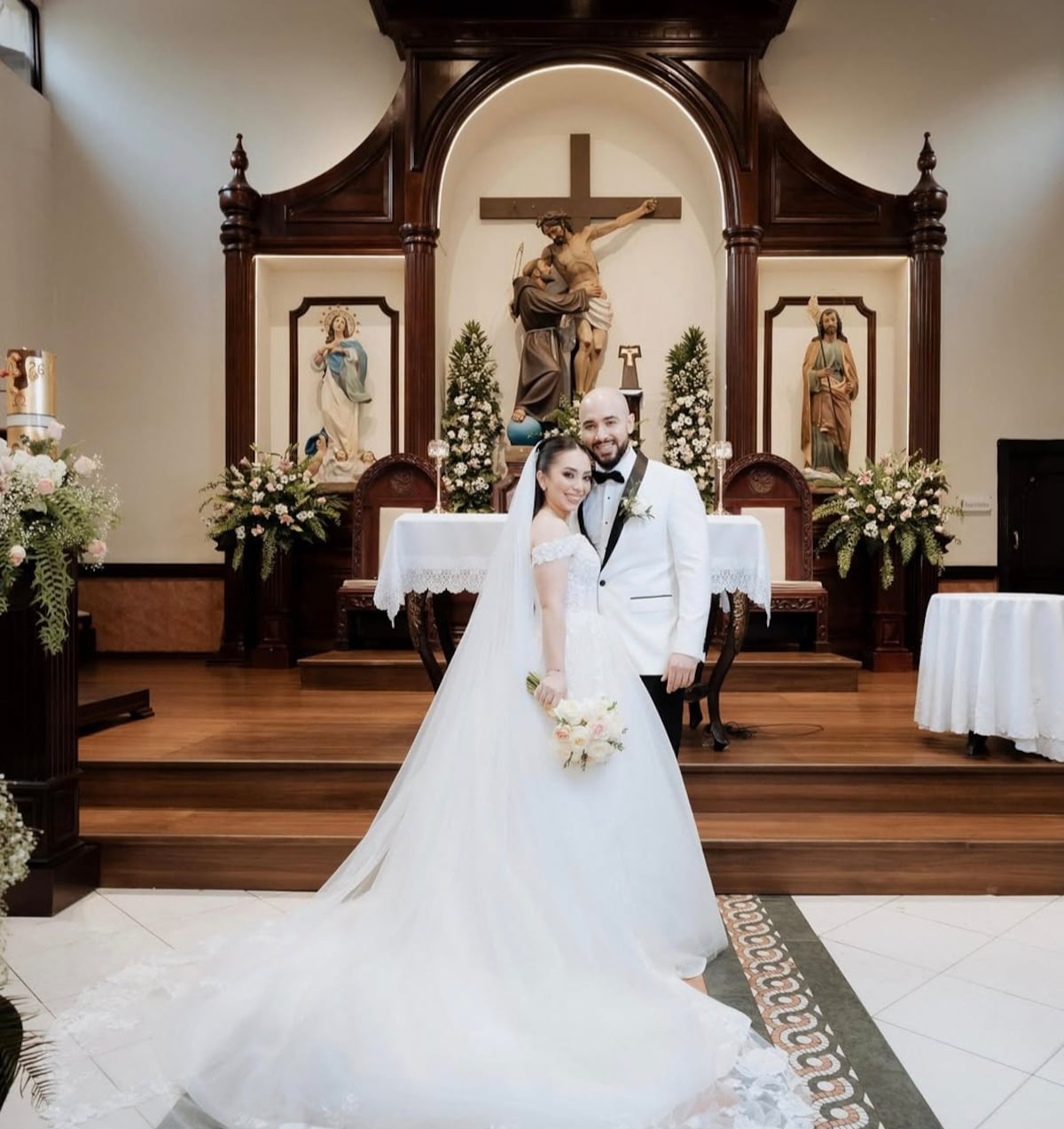 Entró tocando violín como en un cuento de hadas… y terminó prendiendo la fiesta como DJ: así fue la boda del exdiputado Edison Broce e Ioana Rotar que está dando de qué hablar +VIDEO