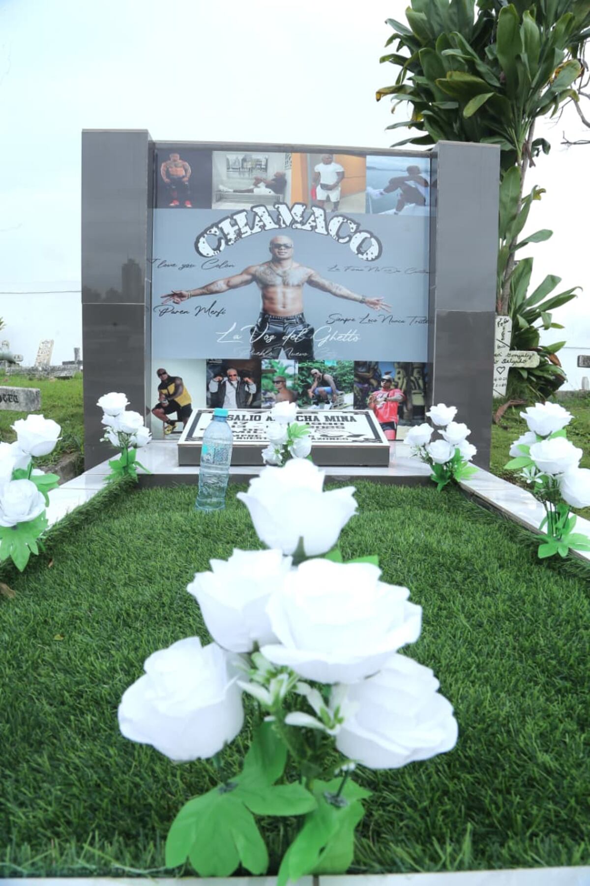 La tumba de Chamaco brilla en vísperas del Día de los Difuntos
