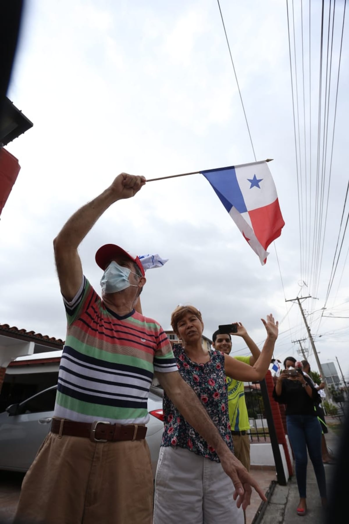 De rodillas y con lágrimas, muchos vieron pasar a Ulloa con el Santísimo en el papamóvil. Video