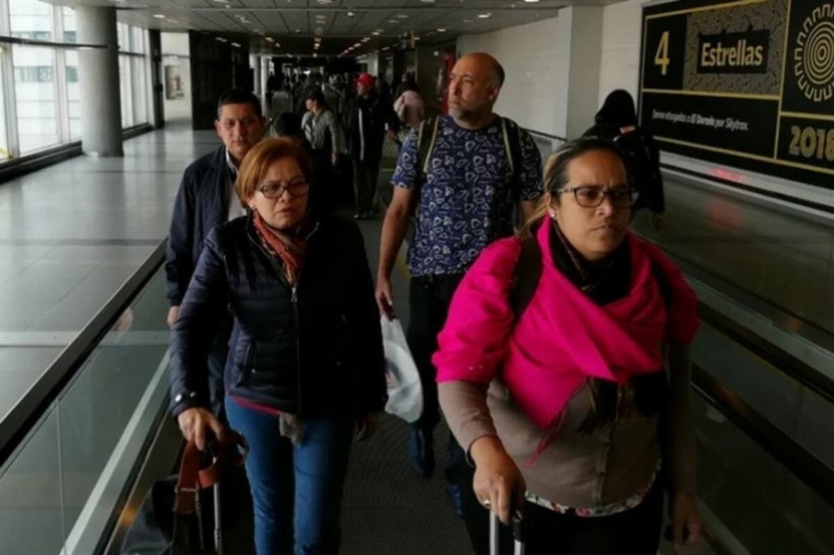 Detienen en el aeropuerto de Bogotá a un militar venezolano con 25 pasaportes