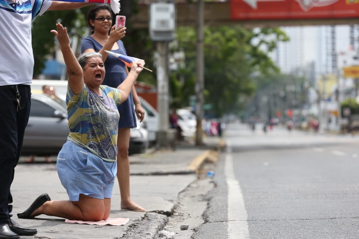 De rodillas y con lágrimas, muchos vieron pasar a Ulloa con el Santísimo en el papamóvil. Video