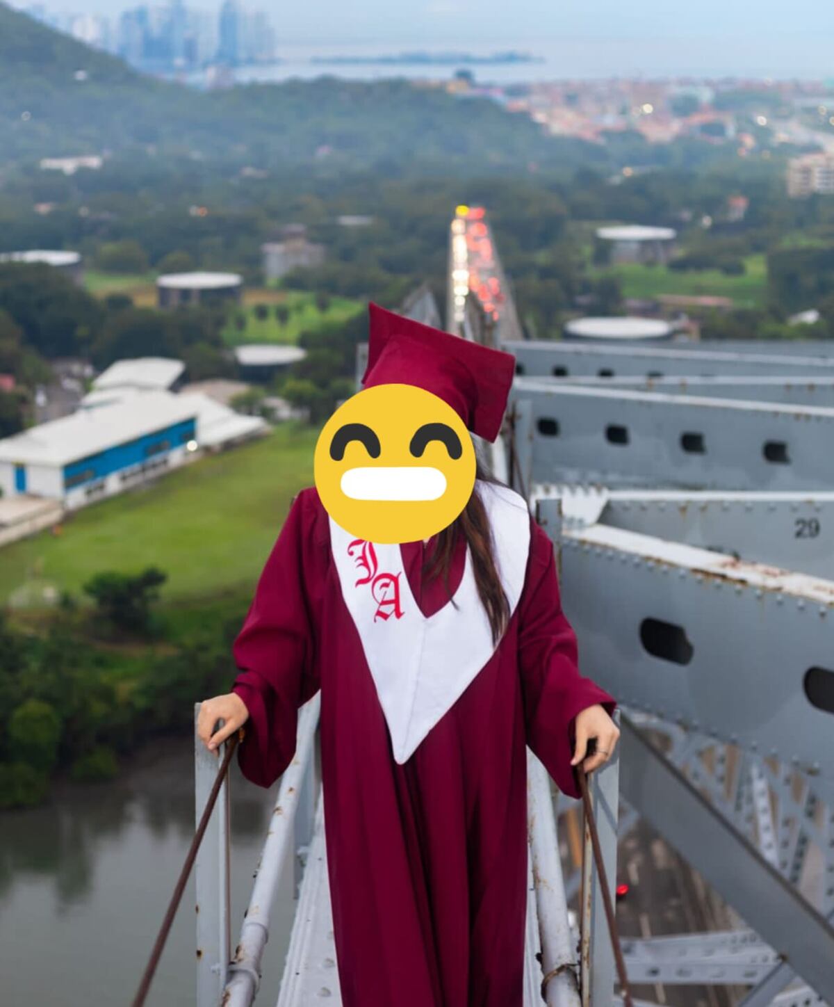 Graduación extrema: Joven posa para fotos en lo alto del Puente de las Américas y desata polémica