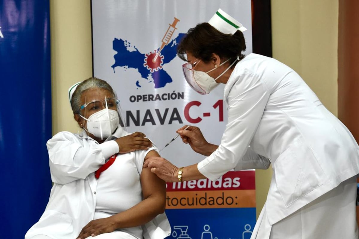 Para la historia. Enfermera del Hospital Santo Tomás, primera panameña vacunada contra la covid-19